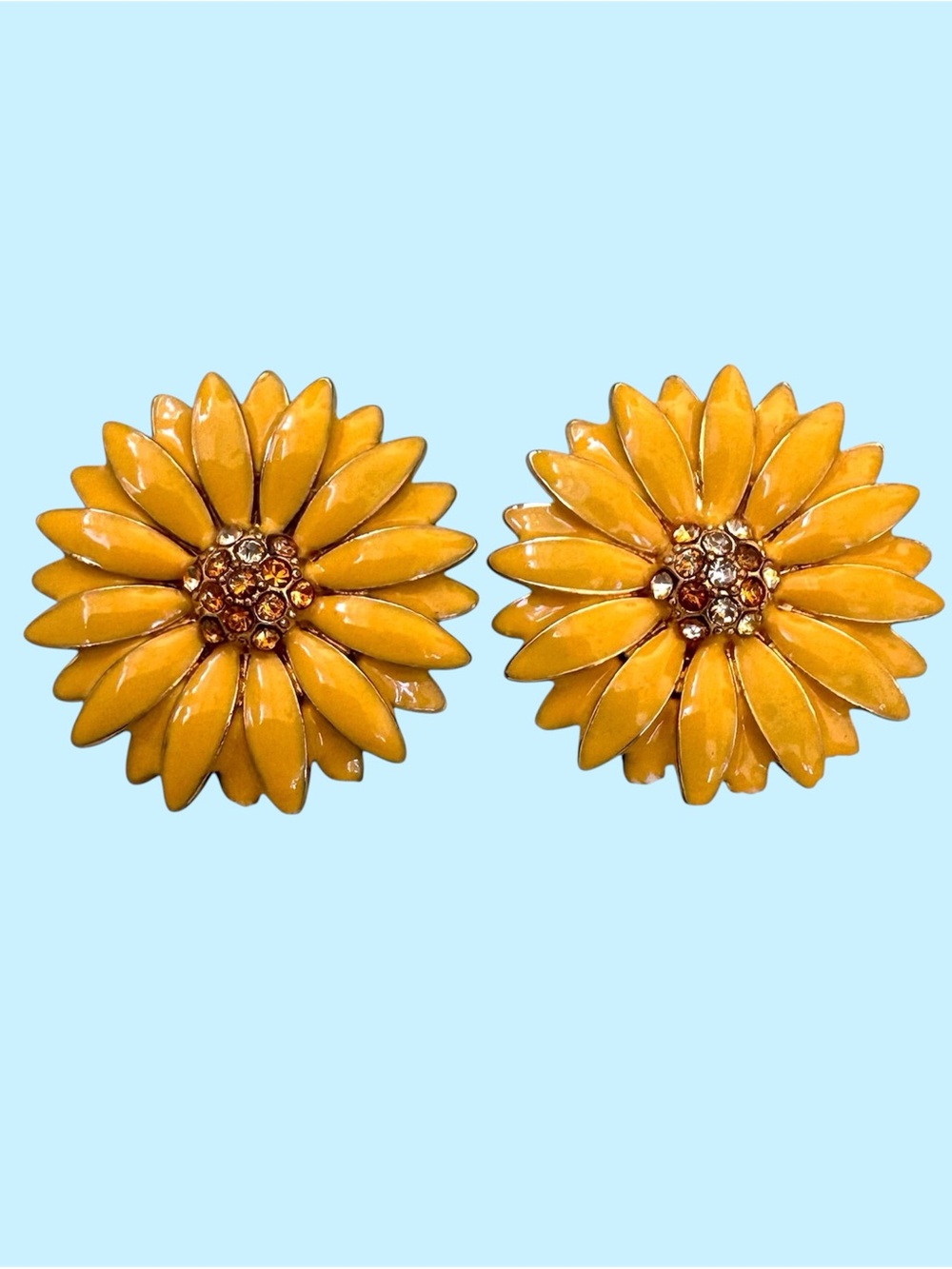 New! Daisy Post Earrings. Gold Toned Setting, Yellow Petals, and Rhinestones.